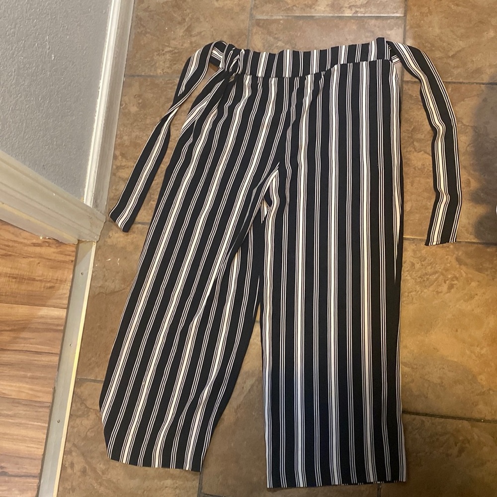 The size is 4-6 it’s black and white